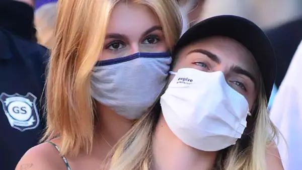 Kaia Gerber y Cara Delevingne.