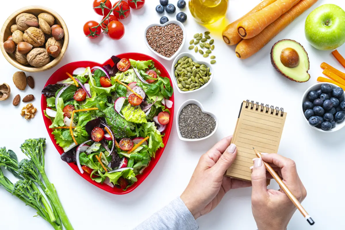 Foto de alimentos en plato de corazón