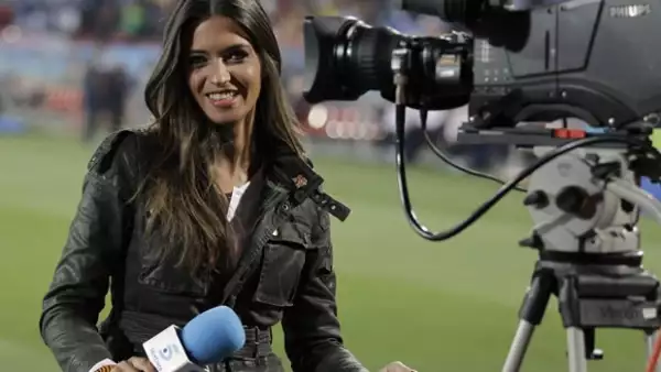 La reportera y novia de Iker Casillas recibió una propuesta de su cadena Telecinco para participar en `Los exhibicionistas´.