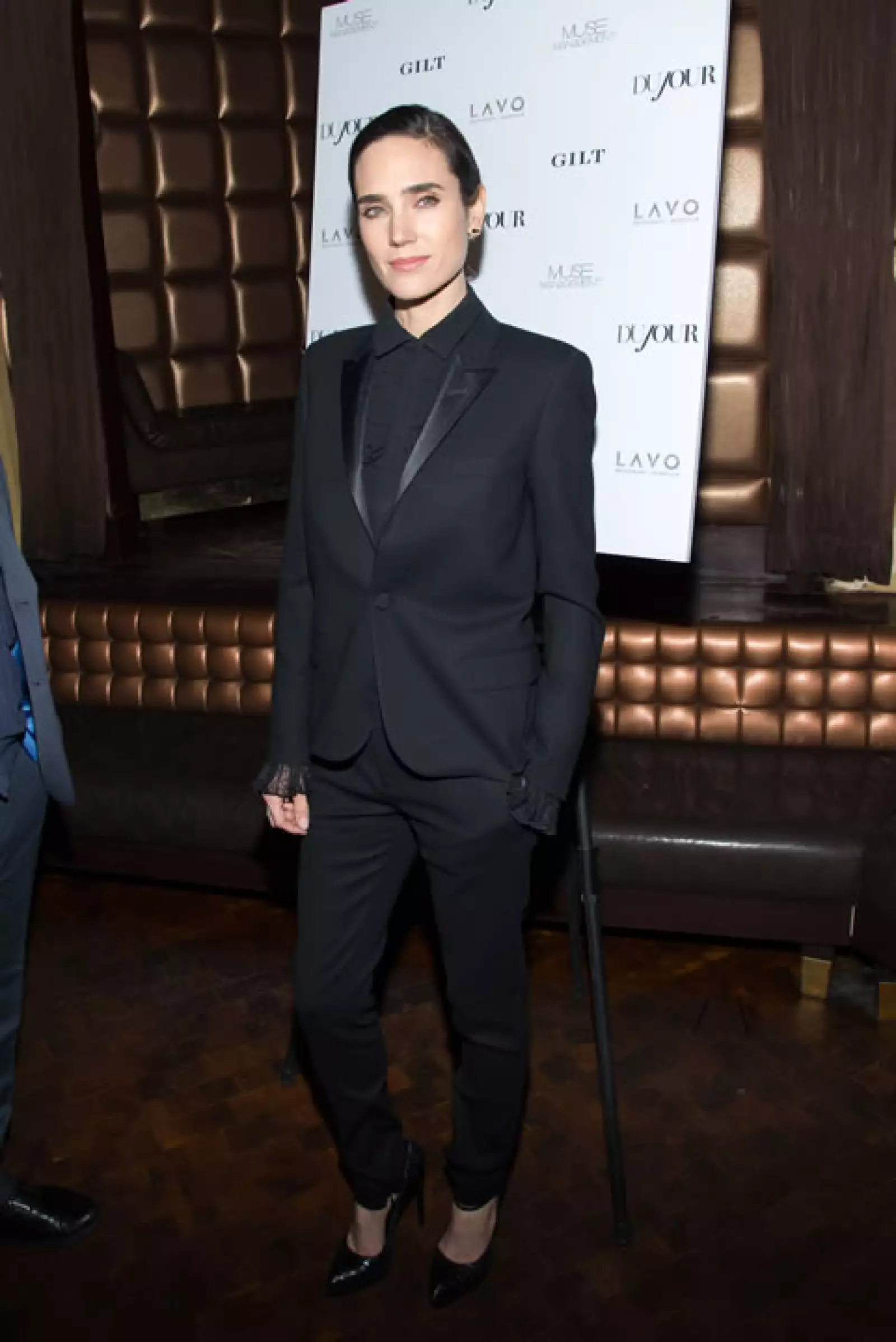 Sigue la tendencia tuxedo, con un total black look en Saint Laurent, durante la fiesta de DuJour Magazine.