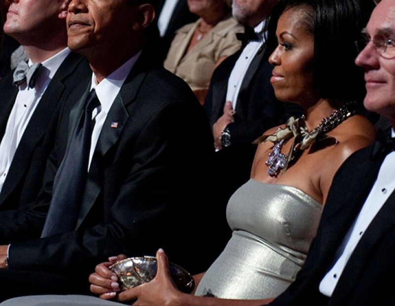 Michelle Obama lleva un clutch de Anndra Neen. La primera dama de Estados Uniods supo de las diseñadoras por Fern Mallis, ex directora de NYFW.