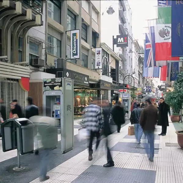 Si deseas conocer el lado ‘chic’ de la ciudad, no debes dejar de recorrer la avenida Florida. Podrás descubrir boutiques, variedad de cafeterías gourmet y restaurantes con las mejores creaciones de chefs porteños.