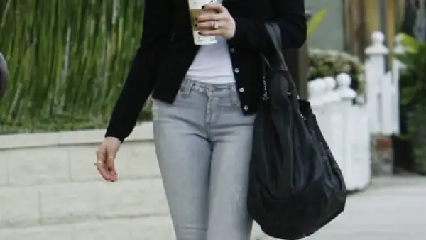 Ashley Simpson sale de un salón de belleza en Los Ángeles, California, y disfruta de una cálida bebida.