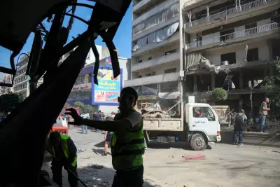 La gente limpia los escombros en el lugar de un ataque aéreo israelí que tuvo como objetivo un edificio en los suburbios del sur de Beirut el 14 de junio de 2026. La oficina del primer ministro israelí, Benjamin Netanyahu, dijo el 14 de junio que los militares habían llevado a cabo ataques en los suburbios del sur de Beirut, conocidos como Dahiyeh, mientras que los medios estatales libaneses dijeron que un ataque golpeó el barrio de Ghobeiry.