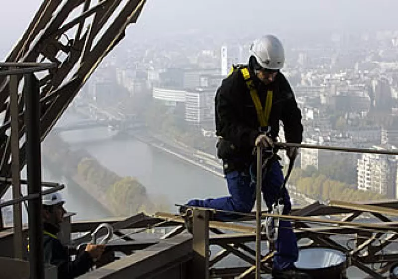 Los electricistas que reparan la Torre Eiffel recibieron entrenamiento de alpinismo y rappel. (Foto: AP)