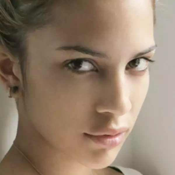 Kenya Kinski Jones siguió los pasos de su mamá Nastassa Kinski en el modelaje. Ella era famosa por aparecer en portadas de Vogue en los 80.