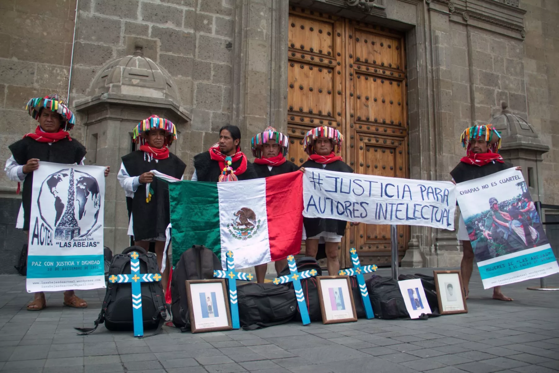 CIUDAD DE MÉXICO, 22AGOSTO2019.- Miembros del Concejo de la Organización de la Sociedad Civil "Las Abejas de Acteal" ofrecieron conferencia de prensa en las inmediaciones del Palacio Nacional para dar informe sobre avances y acuerdos de la reunión que van a sostener con Alejandro Encinas, Subsecretario de Derechos Humanos, Población y Migración ante la comisión interamericana de Derechos Humanos.
FOTO: ANDREA MURCIA /CUAROSCURO.COM