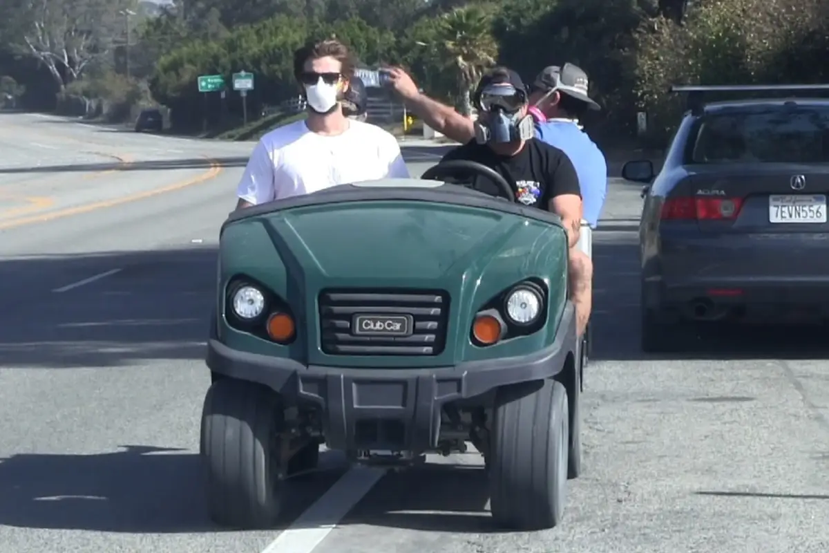 Liam Hemsworth visitó la zona de desastre.