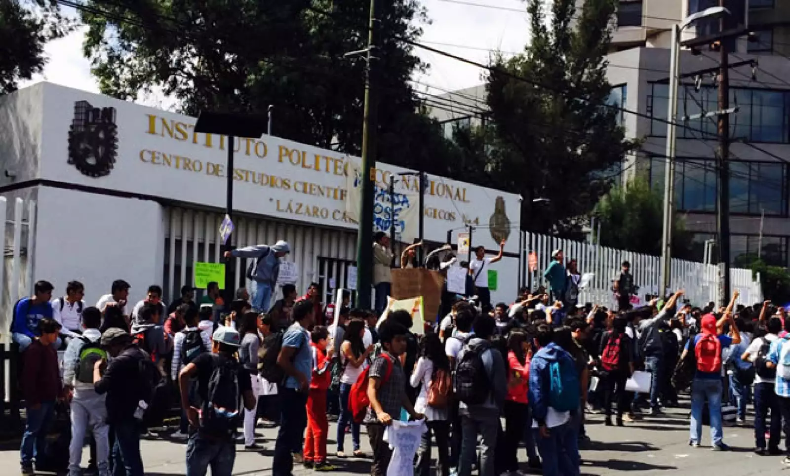 Cientos de estudiantes del Instituto Politécnico Nacional (IPN) realizaron bloqueos a la circulación en avenidas como Constituyentes y Taxqueña en protesta contra las modificaciones en el plan de estudios y el reglamento interno.