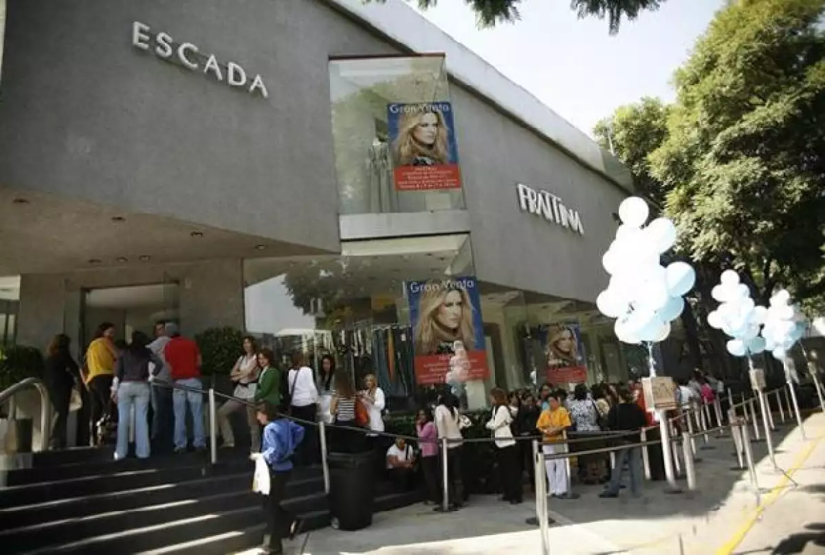 La conductora mexicana realizó por segunda ocasión la venta de su vestuario para ayudar a jóvenes con cáncer testicular.