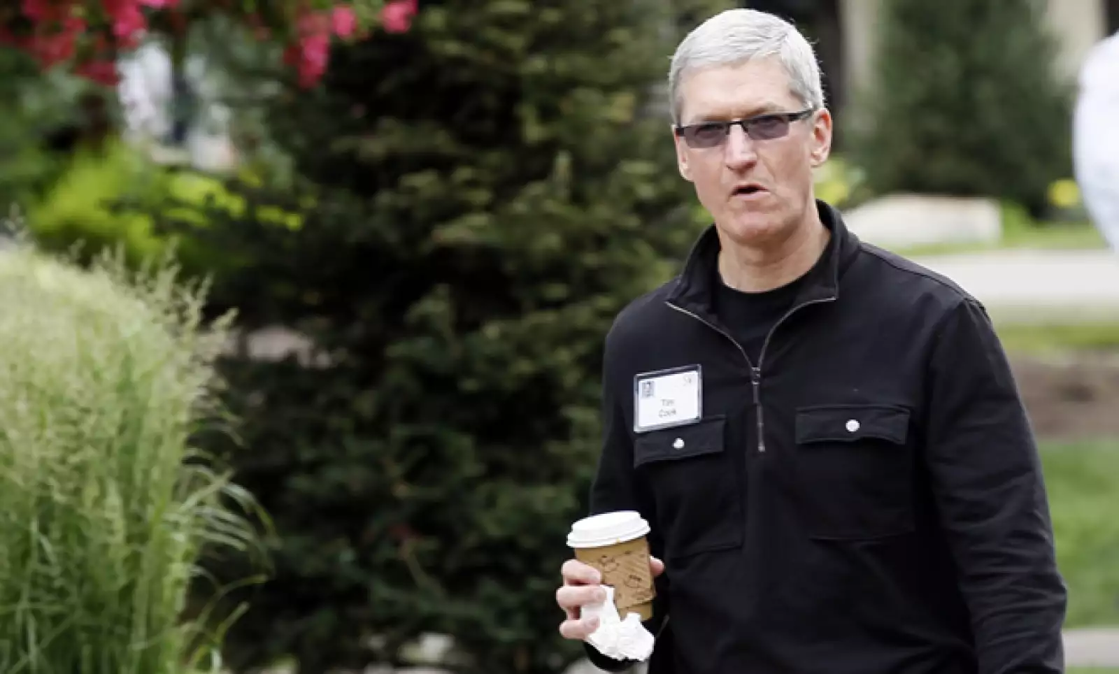 Tim Cook, CEO de Apple, en su camino rumbo a una conferencia en Sun Valley.