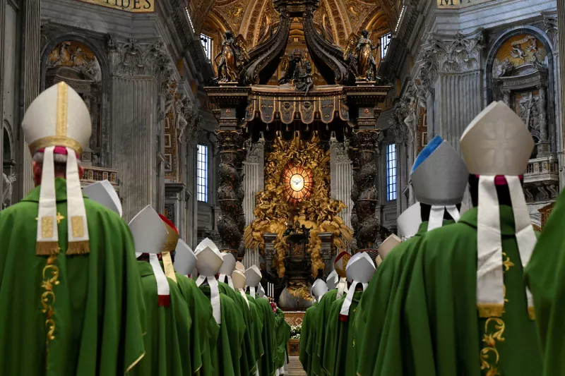 Una vista general de la Basílica de San Pedro mientras el Papa Francisco preside la Misa de clausura al final del Sínodo de los Obispos en el Vaticano, el 29 de octubre de 2023.