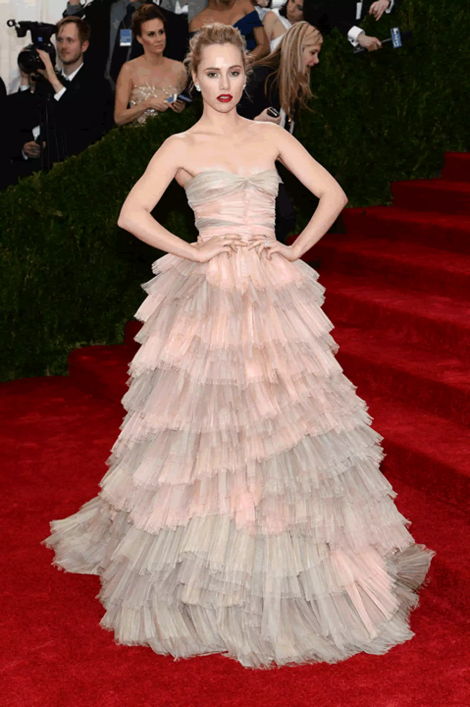 Suki Waterhouse- Optó por un diseño de Burberry.