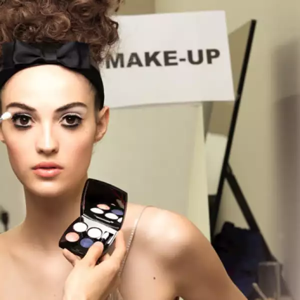 Tom Pecheux consiguió que las modelos parecieran modelos con pestañas eternas y ojos enormes.