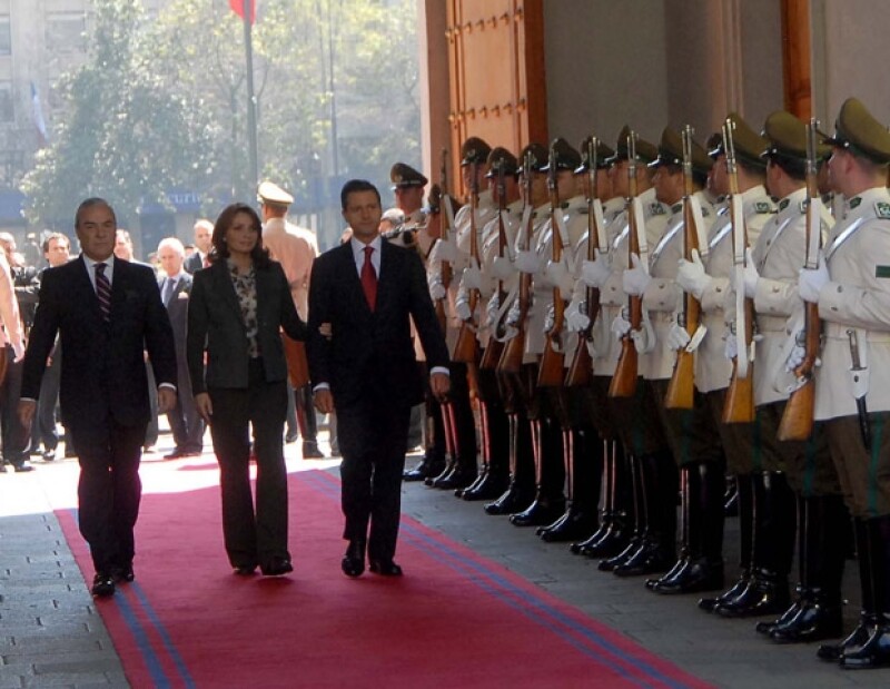 Peña Nieto y su esposa Angélica Rivera a su llegada al Palacio La Moneda, en Santiago de Chile.