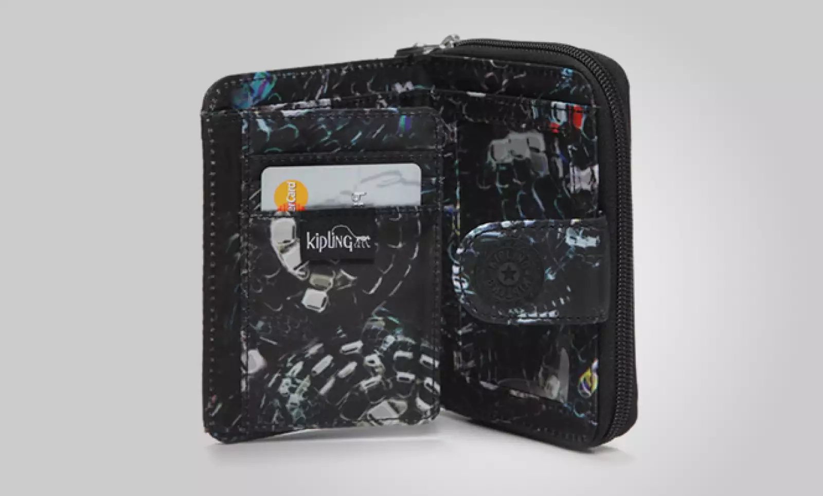 Una cartera con doble pliegue puede ser ideal para llevar todas tus pertenencias en un pequeño espacio.