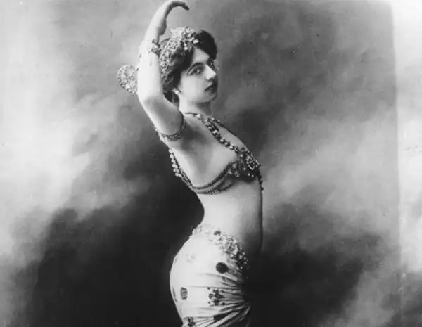 Mata Hara fue de las pioneras en posar desnuda y con poses insinuantes.