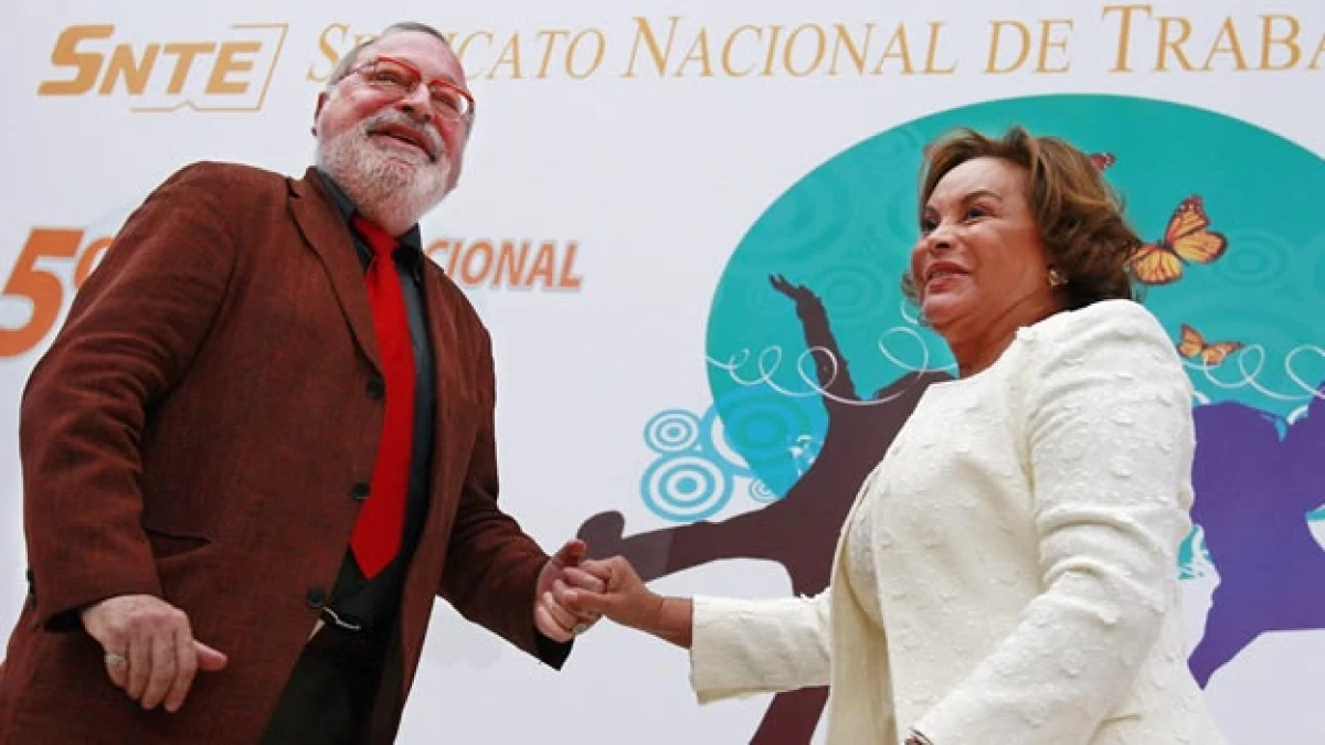 Fernando Savater se encuentra con la Elba Esther Gordillo en un congreso del SNTE