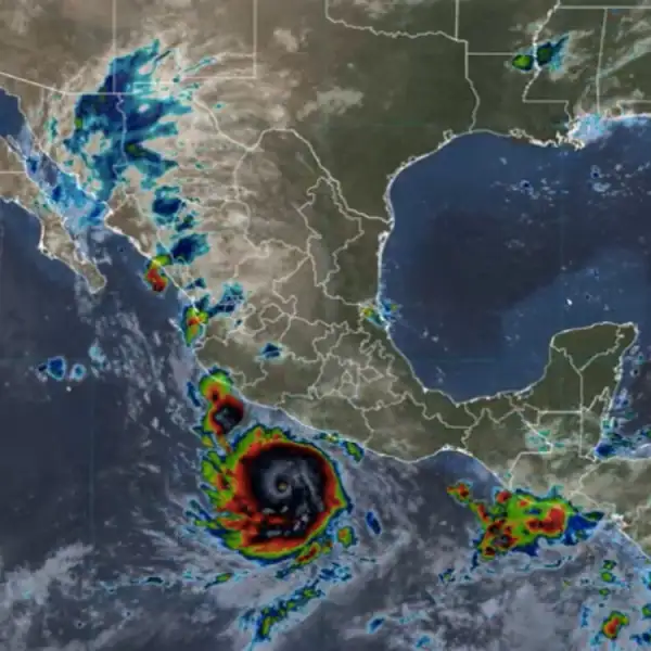 El huracán Polo mantiene su trayectoria sobre el Pacífico y provocará lluvias intensas, viento y oleaje elevado.