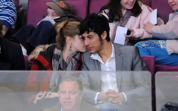 Emma y Rafael estaban muy juntitos y en una actitud un tanto cariñosa.