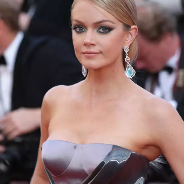 La modelo Lindsay Ellingson impactó en Cannes con una mirada matadora. Acentuó sus ojos verdes con sombras del tono en efecto ombré. Llevó una cola de caballo baja y labios nude.
