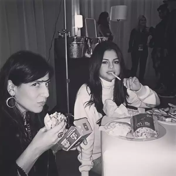 La cantante demostró que las críticas no le afectan, y compartió esta foto comiendo papas fritas antes del show.