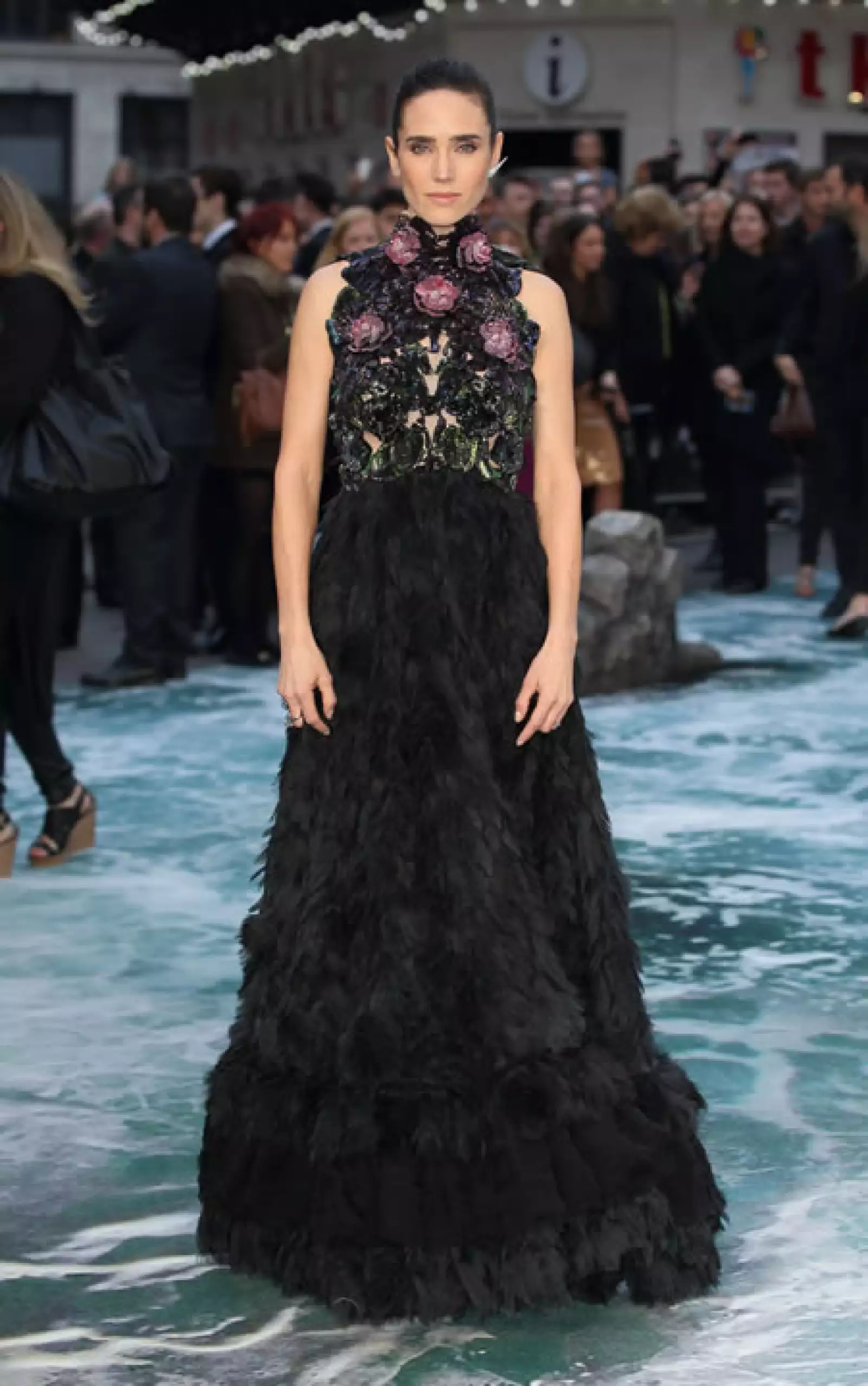 En la premiere de Noah en Londres. Jennifer usó este gown de Alexander McQueen con el detalle de flores en el cuello. ¡Espectacular!