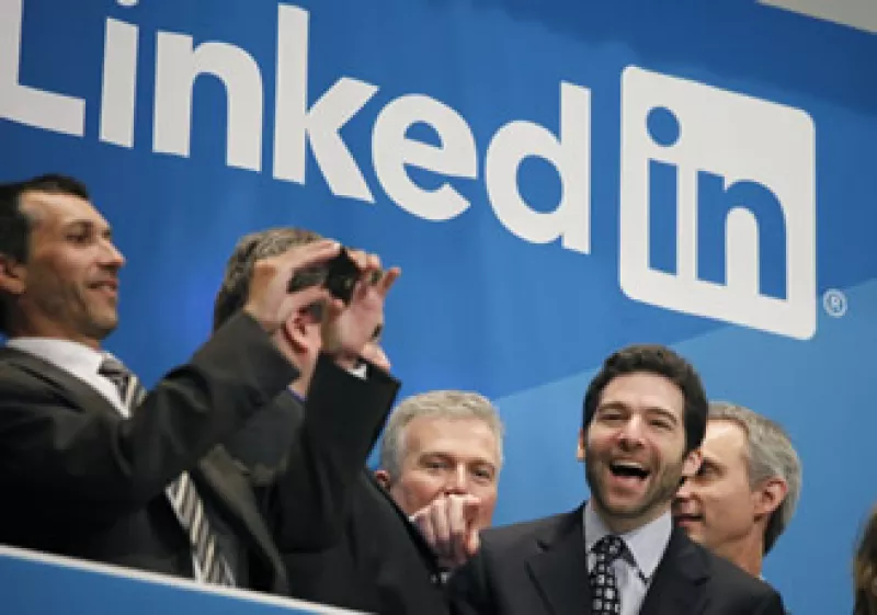 Las acciones de LinkedIn abrieron a 83 dólares en su primer día de cotización pública, lo que representó un alza de 84% respecto al precio de la oferta pública inicial, de 45 dólares por acción. (Foto: AP)