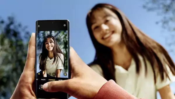 Imagen de una persona tomando una foto a una chica con el OPPO Reno10 5G 