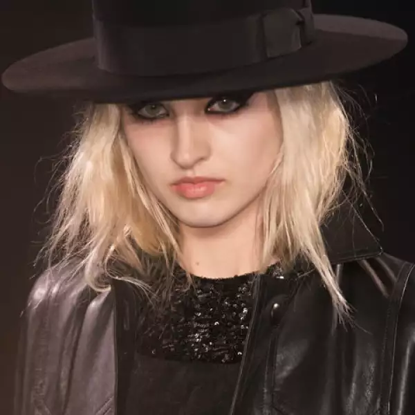 También puedes optar por un look más formal y usar el sombrero estilo Boater Rocker para salir. Este de Saint Laurent es una excelente opción.