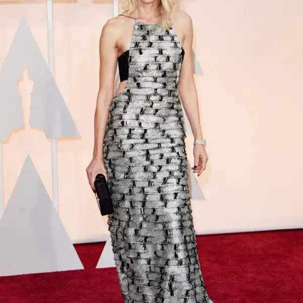 Naomi Watts lució un hermoso vestido de Armani Privé para los Oscar. En la fiesta usó un traje blanco, también de Armani.