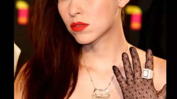 Denisse nació el 8 de agosto de 1980 en Los Mochis, Sinaloa. Desde pequeña tuvo inquietudes artísticas. A los ocho años se coronó Reina del Carnval de Los Mochis.