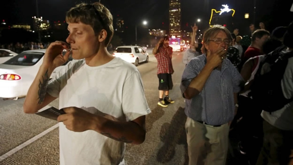Cientos de personas se reunieron en Portland, Oregon, para celebrar la medida que legaliza el consumo recreativo de la marihuana