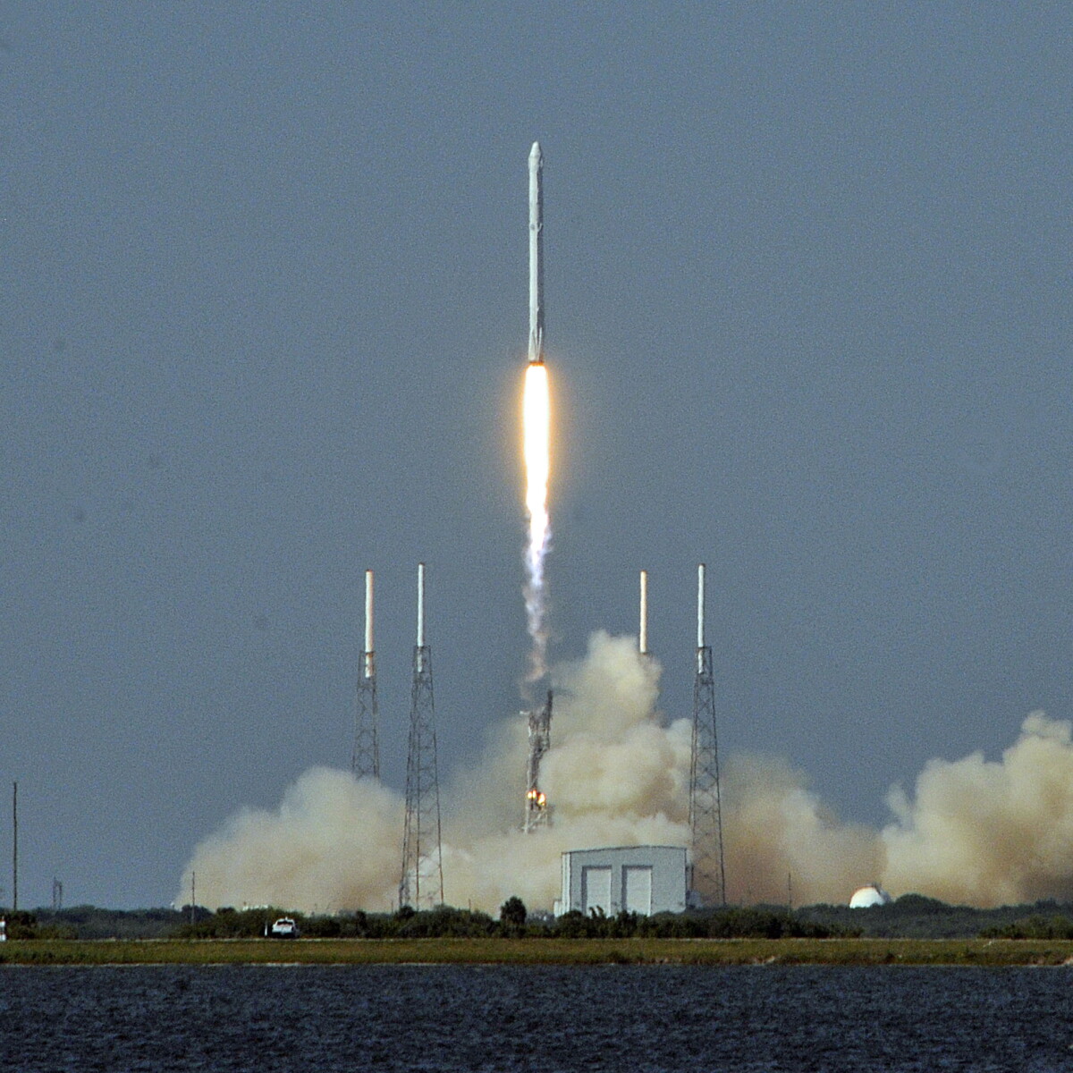 Así fue el lanzamiento y aterrizaje exitoso del cohete Falcon 9 de SpaceX