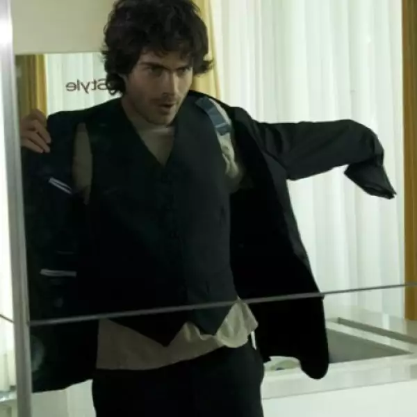 Para el actor Osvaldo Benavides optó por probarse un traje de tres piezas.