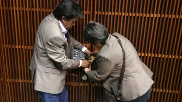 Legisladores del PRD, Movimiento Ciudadano y del Partido del Trabajo encadenaron puertas para evitar el acceso al salón de plenos.