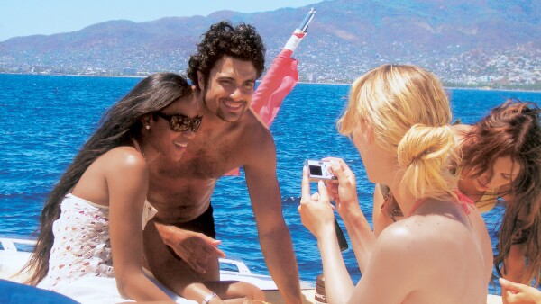 Heidi Balvanera tomando una foto de Naomi Capbell y Jaime Camil