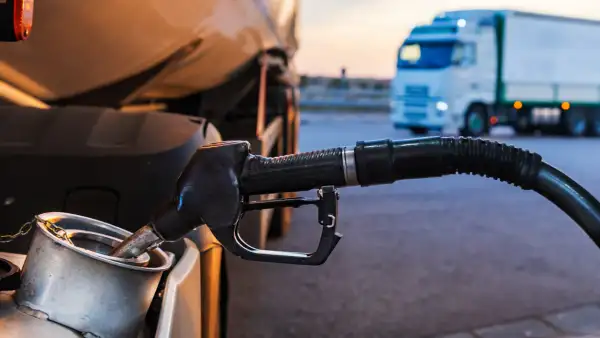 Una toma de gasolina en medio de la carretera 