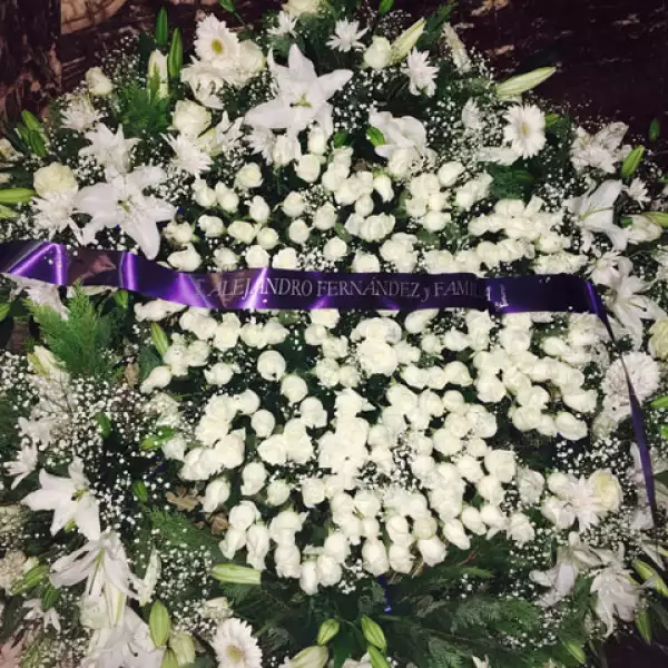 Corona de flores blanca que mandó Alejandro Fernández.