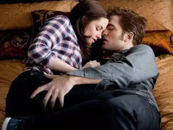 Aquí Kristen Stewart (Bella Swan) y Robert Pattinson (Edward Cullen) en una de las escenas de Eclipse, tercera parte de la saga Crepúsculo.