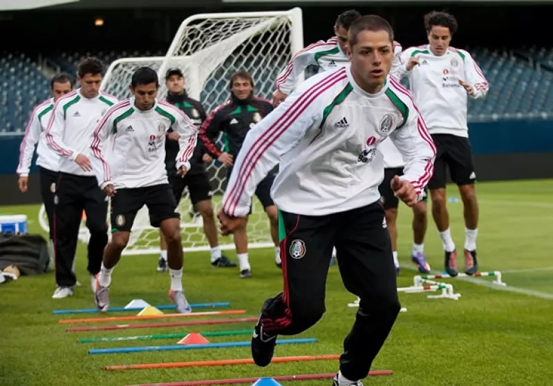 Qué jugadores no deben faltar en la lista de Javier Aguirre, hasta dónde llegará México en el Mundial y quién ganará la Copa, son algunas de las predicciones que nos dio el actor.
