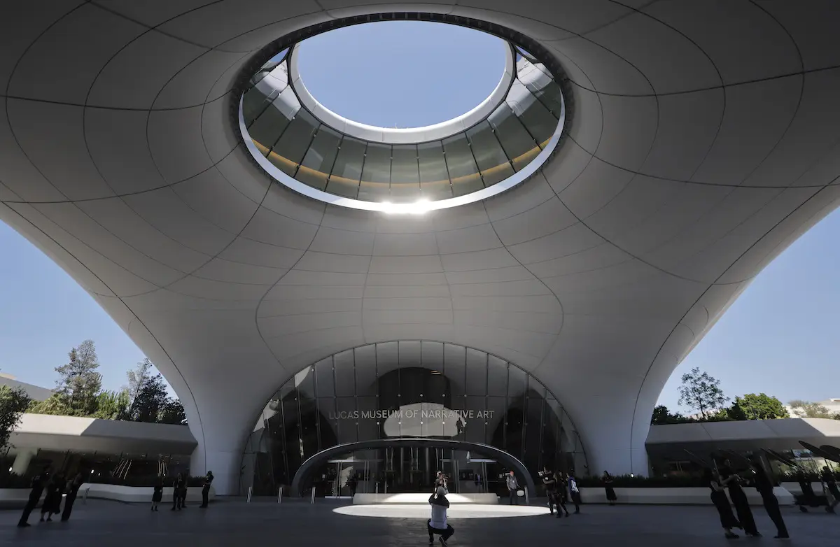 Visitantes se reúnen en el nuevo Lucas Museum of Narrative Art. Fundado por el cineasta George Lucas y su esposa Mellody Hobson, y diseñado por el arquitecto Ma Yansong, se presenta como el "primer museo dedicado a la tradición humana universal de la narración visual". 