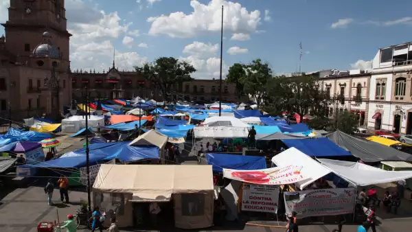 Unos 2,000 profesores de la CNTE mantienen un  plantón indefinido frente a Palacio de Gobierno en la plancha de la Plaza Melchor Ocampo en Michoacán.