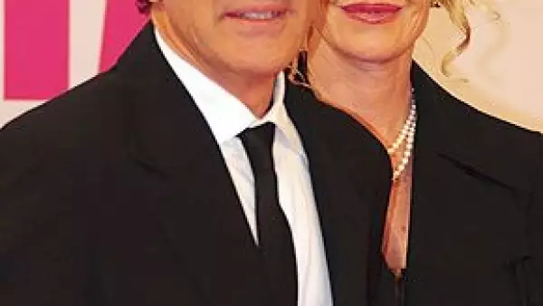 El actor negó la información que se ha publicado en la prensa, aseguró que sólo se trata de rumores infundados y confirmó su amor por la actriz.