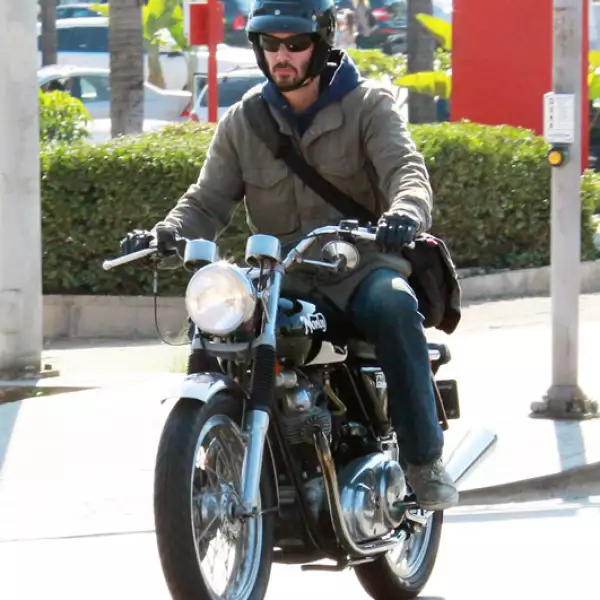 Keanu Reeves es un chico sexy, pero más lo es cuando se sube a su moto. Aquí paseando por Sunset Boulevard  en Los Ángeles.