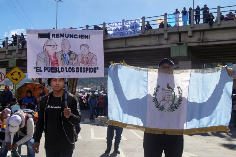 Los indígenas bloquean una carretera durante una protesta que exige la renuncia del Fiscal General Consuelo Porras y el fiscal Rafael Curruchiche en San Cristóbal Totonicapan, Guatemala, el 2 de octubre de 2023.