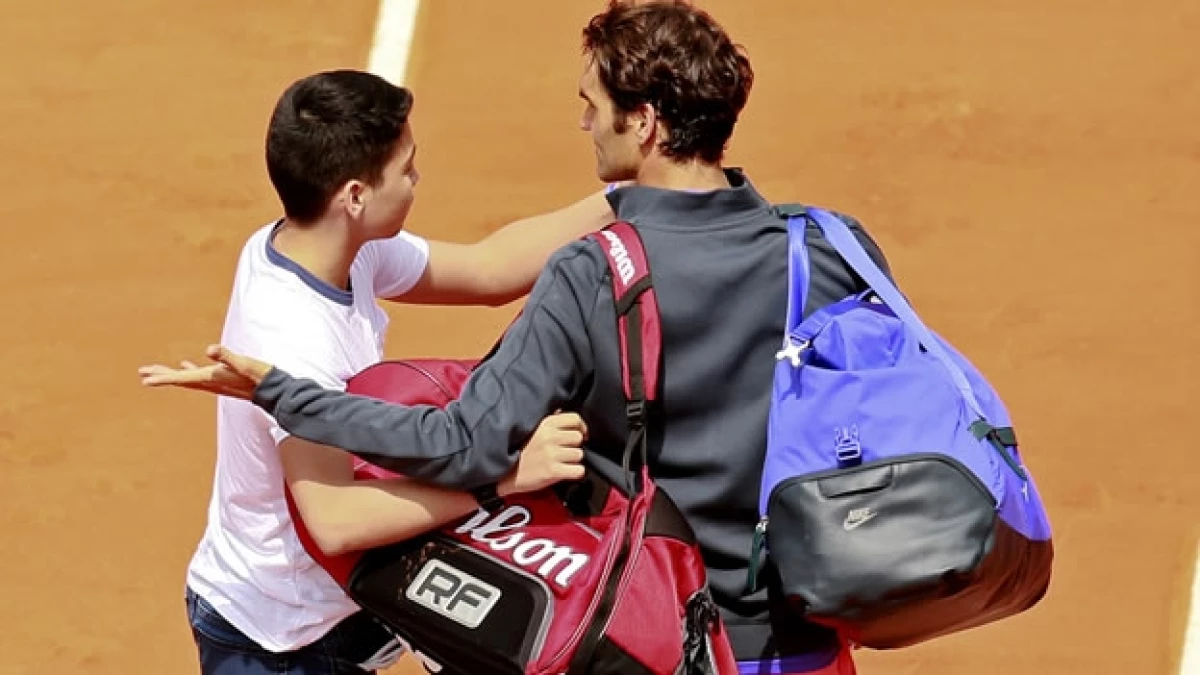El adolescente que trató de tomarse una foto con Roger Federer este domingo en el torneo Roland Garros