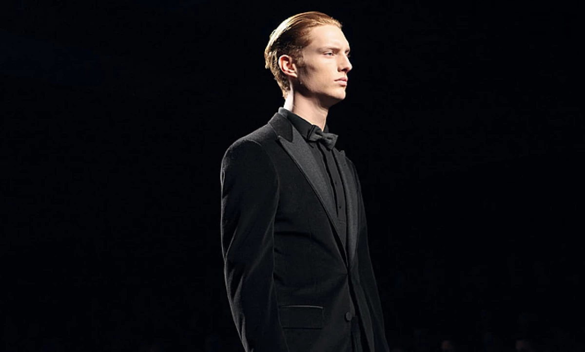 Para las ocasiones más formales, Zegna propone un smoking en franela azul o negra con detalles elegantes en seda y piel.