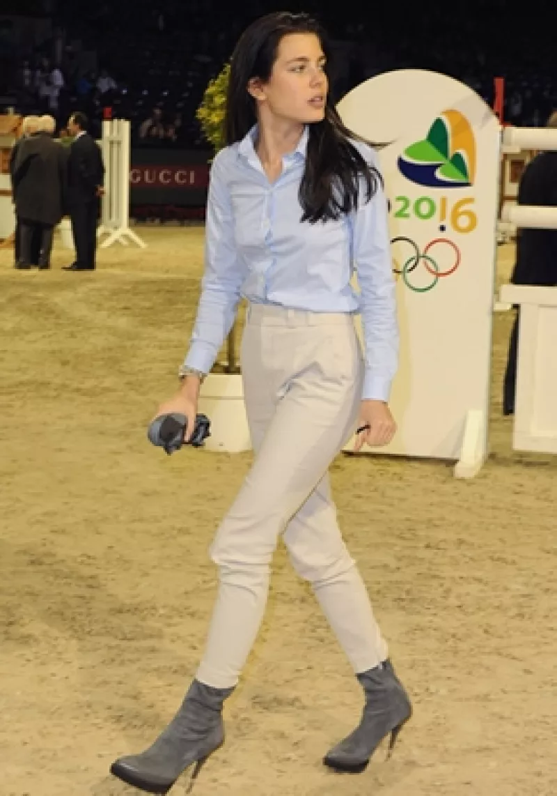 La hija de la princesa Carolina de Mónaco acudió al Certamen Internacional de Saltos de Gucci, en donde estuvo acompañada por su novio, Alex Dellal.