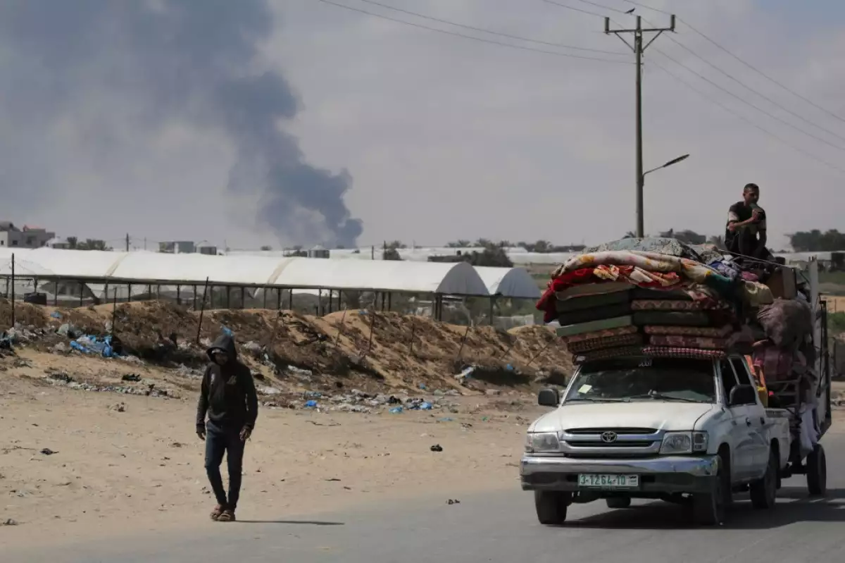 Los palestinos que huyen con sus pertenencias conducen sus vehículos en Rafah, en el sur de la Franja de Gaza, el 29 de mayo de 2024, en medio del conflicto en curso entre Israel y el grupo militante palestino Hamas.